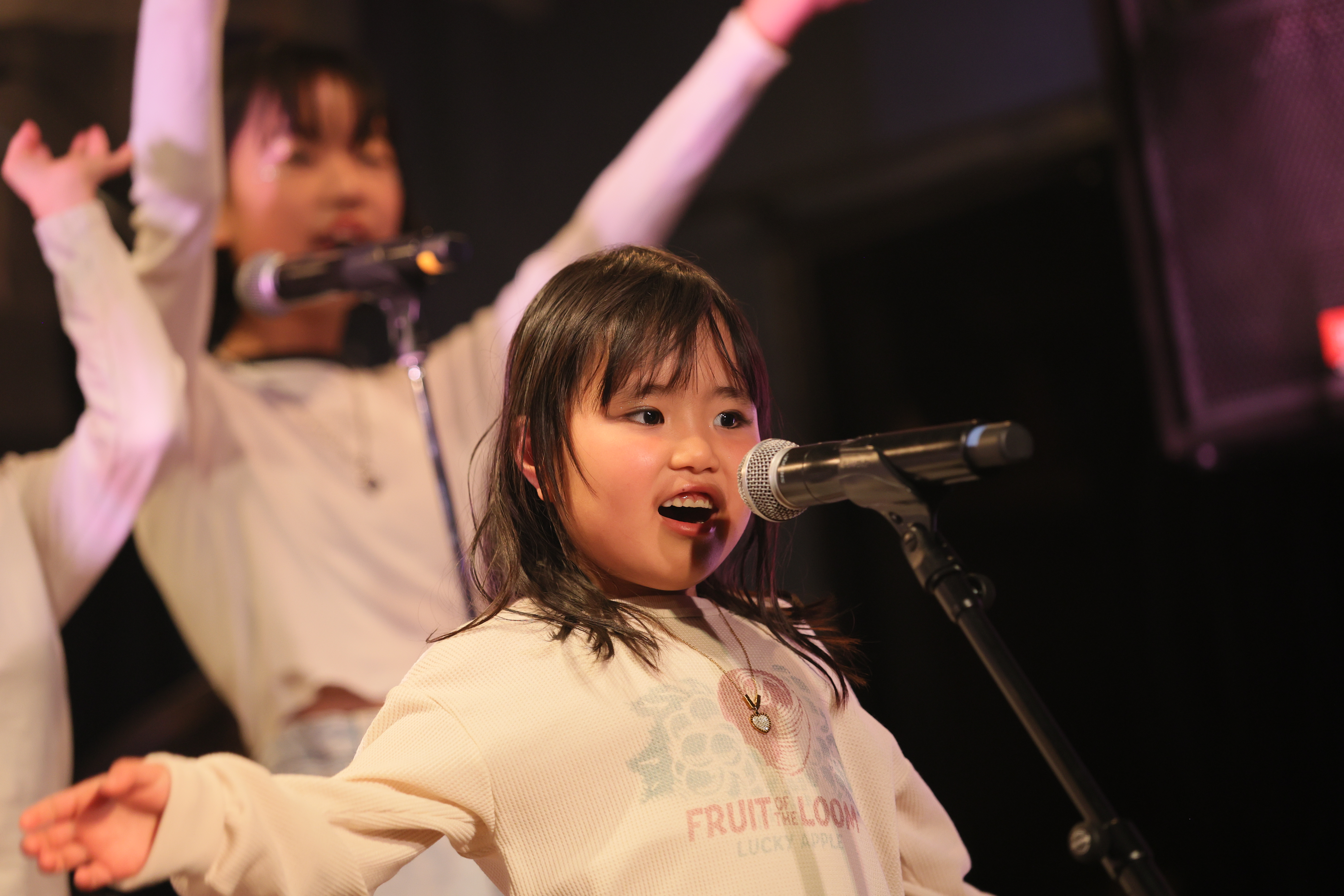 キーボードを演奏する男の子