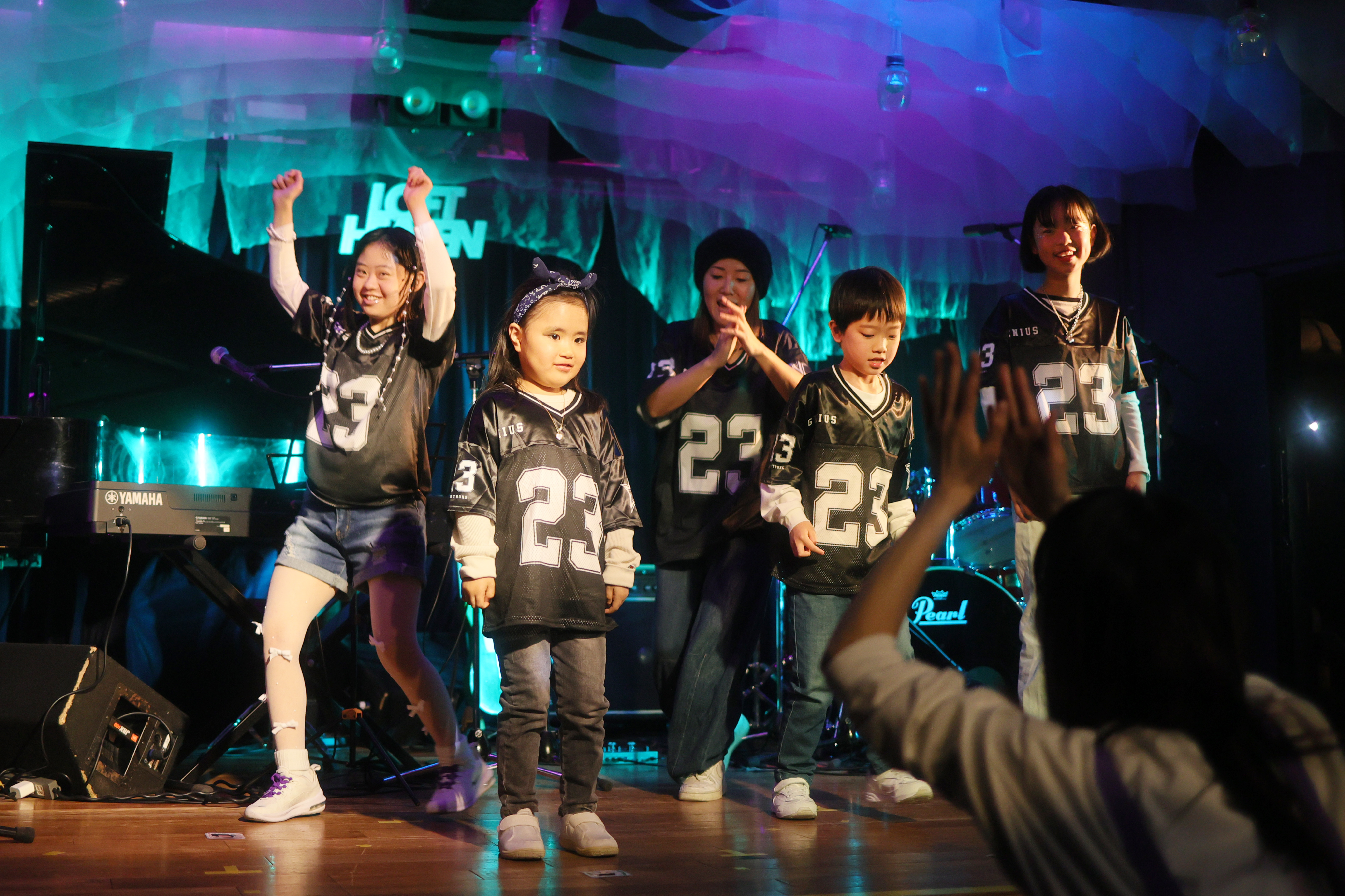 みんなでダンスする子どもたち