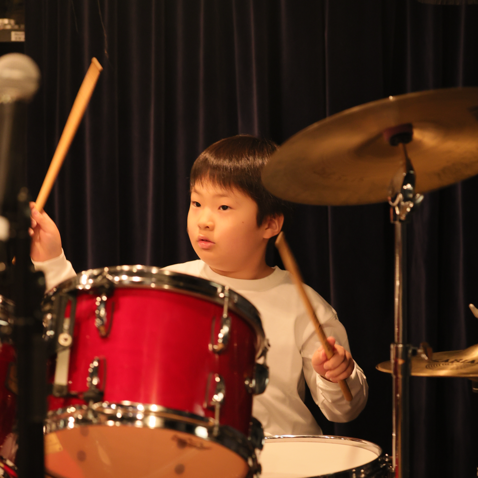 ドラムを演奏する男の子